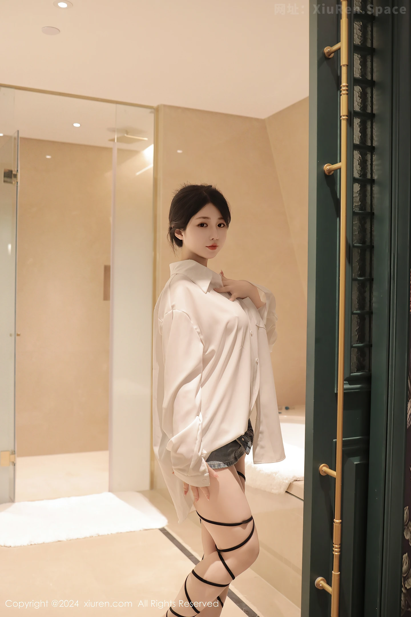 图片[3]-[XiuRen秀人网]VOL.8400 模特陈小花浴室性感白色轻透上衣配牛仔短裤秀曼妙身姿诱惑写真77P-秀人网官方网站